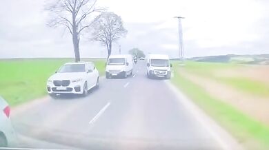 Hazard na silnici mohl skončit tragédií: Bezohledný řidič dodávky těsně minul protijedoucí auto při riskantním předjíždění