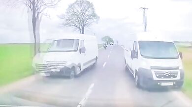 Hazard na silnici mohl skončit tragédií: Bezohledný řidič dodávky těsně minul protijedoucí auto při riskantním předjíždění
