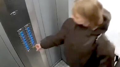 Výbuch powerbanky ve výtahu: Přenosná nabíječka v batohu náhle explodovala a zaplavila kabinu toxickým kouřem