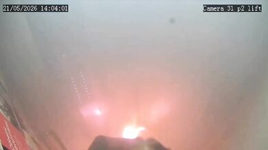 Výbuch powerbanky ve výtahu: Přenosná nabíječka v batohu náhle explodovala a zaplavila kabinu toxickým kouřem