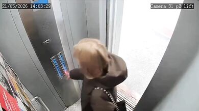 Výbuch powerbanky ve výtahu: Přenosná nabíječka v batohu náhle explodovala a zaplavila kabinu toxickým kouřem