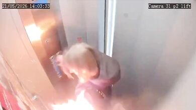 Výbuch powerbanky ve výtahu: Přenosná nabíječka v batohu náhle explodovala a zaplavila kabinu toxickým kouřem