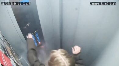 Výbuch powerbanky ve výtahu: Přenosná nabíječka v batohu náhle explodovala a zaplavila kabinu toxickým kouřem