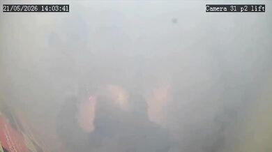 Výbuch powerbanky ve výtahu: Přenosná nabíječka v batohu náhle explodovala a zaplavila kabinu toxickým kouřem