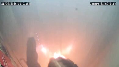 Výbuch powerbanky ve výtahu: Přenosná nabíječka v batohu náhle explodovala a zaplavila kabinu toxickým kouřem