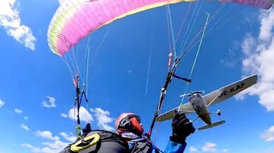 Srážka letadla Cessna s paraglajdistkou v Rakousku: Žena přežila kritický střet u Zell am See díky záložnímu padáku