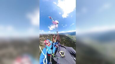 Srážka letadla Cessna s paraglajdistkou v Rakousku: Žena přežila kritický střet u Zell am See díky záložnímu padáku