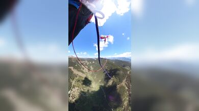 Srážka letadla Cessna s paraglajdistkou v Rakousku: Žena přežila kritický střet u Zell am See díky záložnímu padáku