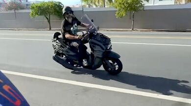 Okamžitá karma v Portoriku: Agresivní řidič skútru napadl trénující cyklisty, ztratil kontrolu a narazil do sloupu