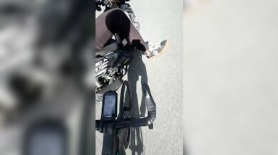 Okamžitá karma v Portoriku: Agresivní řidič skútru napadl trénující cyklisty, ztratil kontrolu a narazil do sloupu