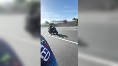 Okamžitá karma v Portoriku: Agresivní řidič skútru napadl trénující cyklisty, ztratil kontrolu a narazil do sloupu