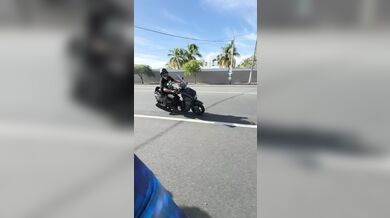 Okamžitá karma v Portoriku: Agresivní řidič skútru napadl trénující cyklisty, ztratil kontrolu a narazil do sloupu
