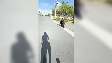 Okamžitá karma v Portoriku: Agresivní řidič skútru napadl trénující cyklisty, ztratil kontrolu a narazil do sloupu