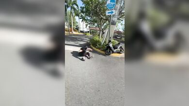 Okamžitá karma v Portoriku: Agresivní řidič skútru napadl trénující cyklisty, ztratil kontrolu a narazil do sloupu