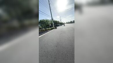 Okamžitá karma v Portoriku: Agresivní řidič skútru napadl trénující cyklisty, ztratil kontrolu a narazil do sloupu