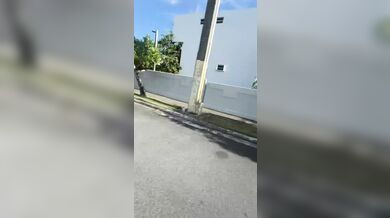 Okamžitá karma v Portoriku: Agresivní řidič skútru napadl trénující cyklisty, ztratil kontrolu a narazil do sloupu