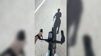 Okamžitá karma v Portoriku: Agresivní řidič skútru napadl trénující cyklisty, ztratil kontrolu a narazil do sloupu