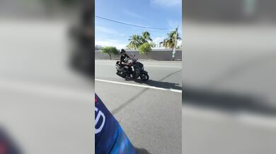 Okamžitá karma v Portoriku: Agresivní řidič skútru napadl trénující cyklisty, ztratil kontrolu a narazil do sloupu