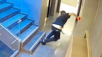 Nešikovný začátek směny: Zaměstnanec hotelu zakopl na schodech a omylem spustil požární poplach