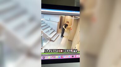 Nešikovný začátek směny: Zaměstnanec hotelu zakopl na schodech a omylem spustil požární poplach