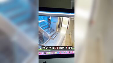 Nešikovný začátek směny: Zaměstnanec hotelu zakopl na schodech a omylem spustil požární poplach
