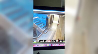 Nešikovný začátek směny: Zaměstnanec hotelu zakopl na schodech a omylem spustil požární poplach
