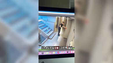 Nešikovný začátek směny: Zaměstnanec hotelu zakopl na schodech a omylem spustil požární poplach