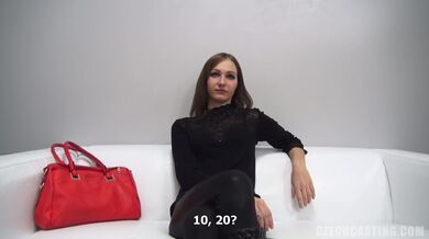18 let stará amatérka Kristyna je rychle ošukaná a dostane sperma na zadek na castingu