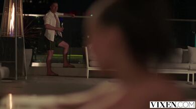 VIXEN - Vysokoškolačka Alexis Tae si užívá svobodu daleko od rodičů