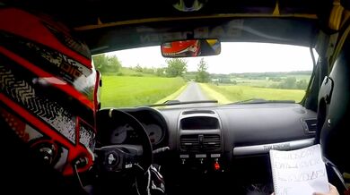 Selhání brzd na Rallye du Val Dadou 2026: Posádka týmu Bonhomme skončila po nehodě v poli se zlomenými obratli