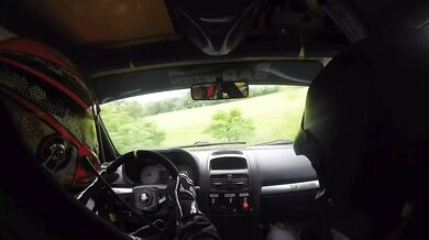 Selhání brzd na Rallye du Val Dadou 2026: Posádka týmu Bonhomme skončila po nehodě v poli se zlomenými obratli