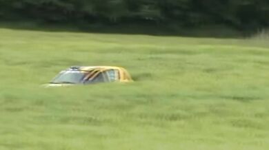 Selhání brzd na Rallye du Val Dadou 2026: Posádka týmu Bonhomme skončila po nehodě v poli se zlomenými obratli