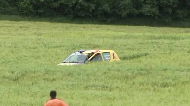 Selhání brzd na Rallye du Val Dadou 2026: Posádka týmu Bonhomme skončila po nehodě v poli se zlomenými obratli