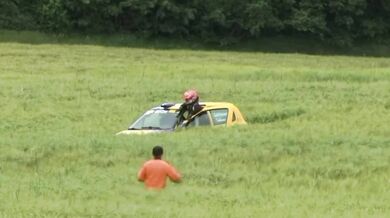 Selhání brzd na Rallye du Val Dadou 2026: Posádka týmu Bonhomme skončila po nehodě v poli se zlomenými obratli