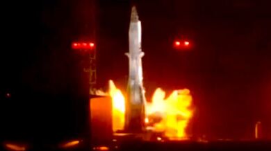 Exploze rakety New Glenn při testu motorů: Obří nosič společnosti Blue Origin na Floridě pohltily plameny