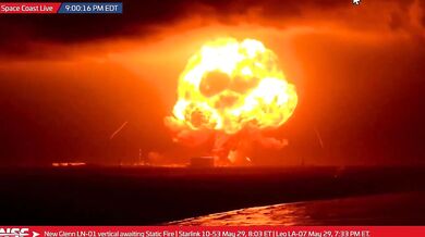 Exploze rakety New Glenn při testu motorů: Obří nosič společnosti Blue Origin na Floridě pohltily plameny