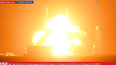 Exploze rakety New Glenn při testu motorů: Obří nosič společnosti Blue Origin na Floridě pohltily plameny