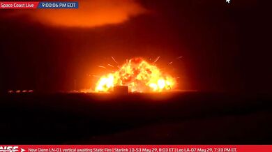 Exploze rakety New Glenn při testu motorů: Obří nosič společnosti Blue Origin na Floridě pohltily plameny