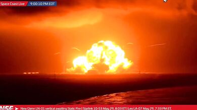 Exploze rakety New Glenn při testu motorů: Obří nosič společnosti Blue Origin na Floridě pohltily plameny