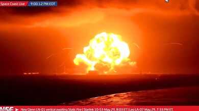Exploze rakety New Glenn při testu motorů: Obří nosič společnosti Blue Origin na Floridě pohltily plameny