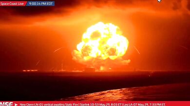 Exploze rakety New Glenn při testu motorů: Obří nosič společnosti Blue Origin na Floridě pohltily plameny