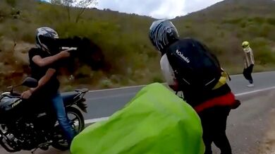 Ozbrojení zloději na venkovské silnici u Ocampa narazili na motovlogera, který se jim postavil na odpor a zahnal je na útěk
