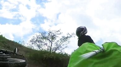 Ozbrojení zloději na venkovské silnici u Ocampa narazili na motovlogera, který se jim postavil na odpor a zahnal je na útěk