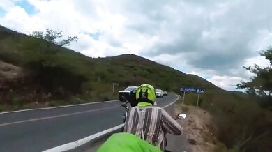 Ozbrojení zloději na venkovské silnici u Ocampa narazili na motovlogera, který se jim postavil na odpor a zahnal je na útěk