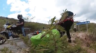 Ozbrojení zloději na venkovské silnici u Ocampa narazili na motovlogera, který se jim postavil na odpor a zahnal je na útěk