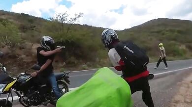 Ozbrojení zloději na venkovské silnici u Ocampa narazili na motovlogera, který se jim postavil na odpor a zahnal je na útěk