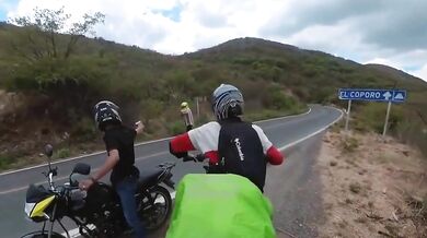 Ozbrojení zloději na venkovské silnici u Ocampa narazili na motovlogera, který se jim postavil na odpor a zahnal je na útěk