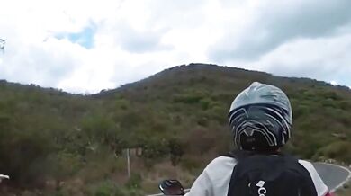 Ozbrojení zloději na venkovské silnici u Ocampa narazili na motovlogera, který se jim postavil na odpor a zahnal je na útěk