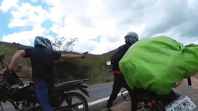 Ozbrojení zloději na venkovské silnici u Ocampa narazili na motovlogera, který se jim postavil na odpor a zahnal je na útěk