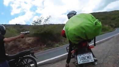 Ozbrojení zloději na venkovské silnici u Ocampa narazili na motovlogera, který se jim postavil na odpor a zahnal je na útěk
